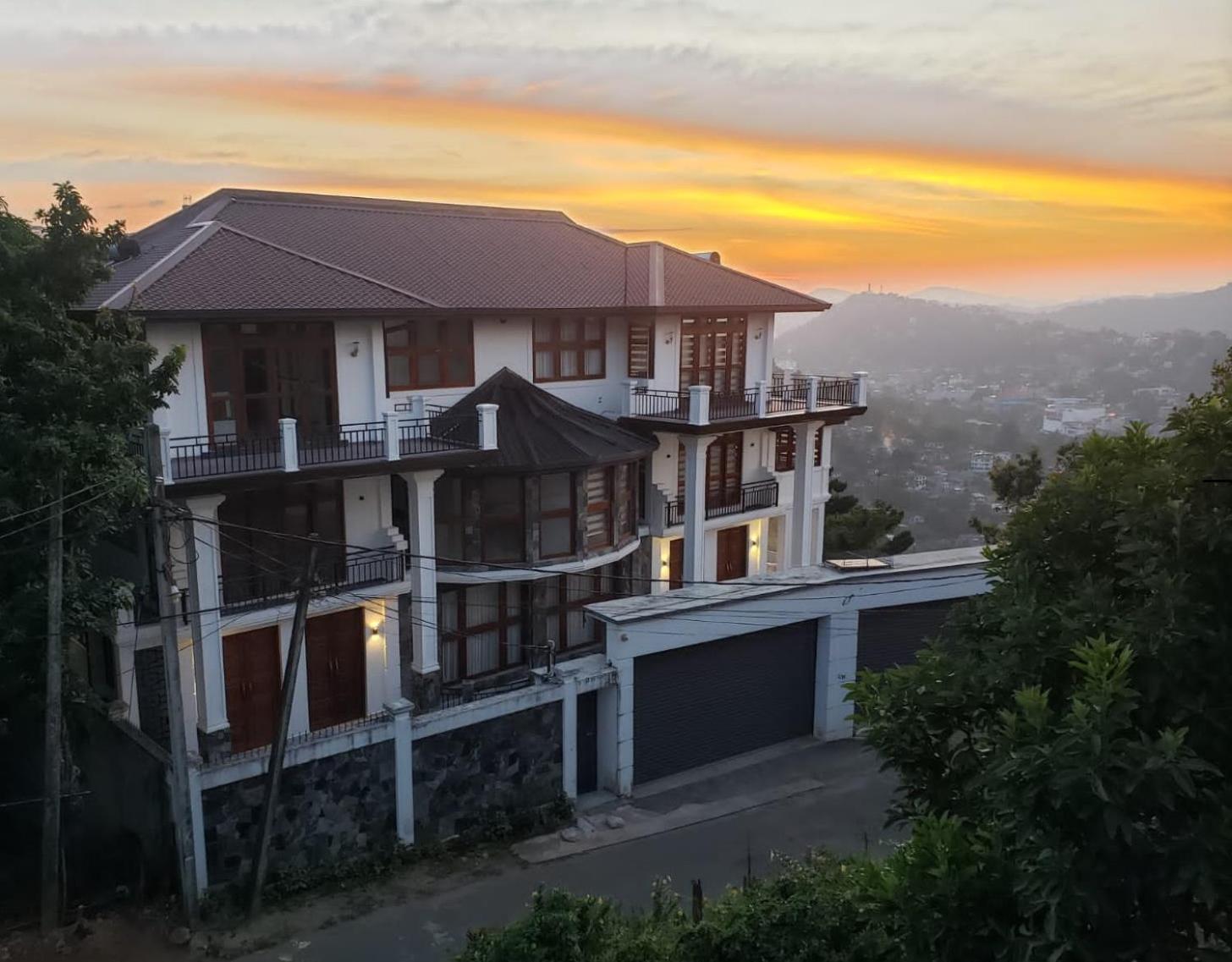 Golden King Residence - Free Pickup From Kandy Railway Station Exterior foto