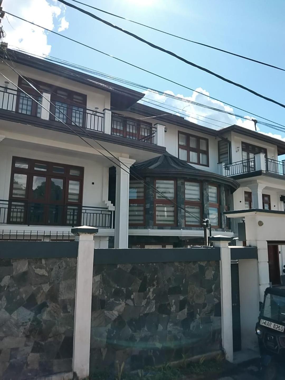 Golden King Residence - Free Pickup From Kandy Railway Station Exterior foto