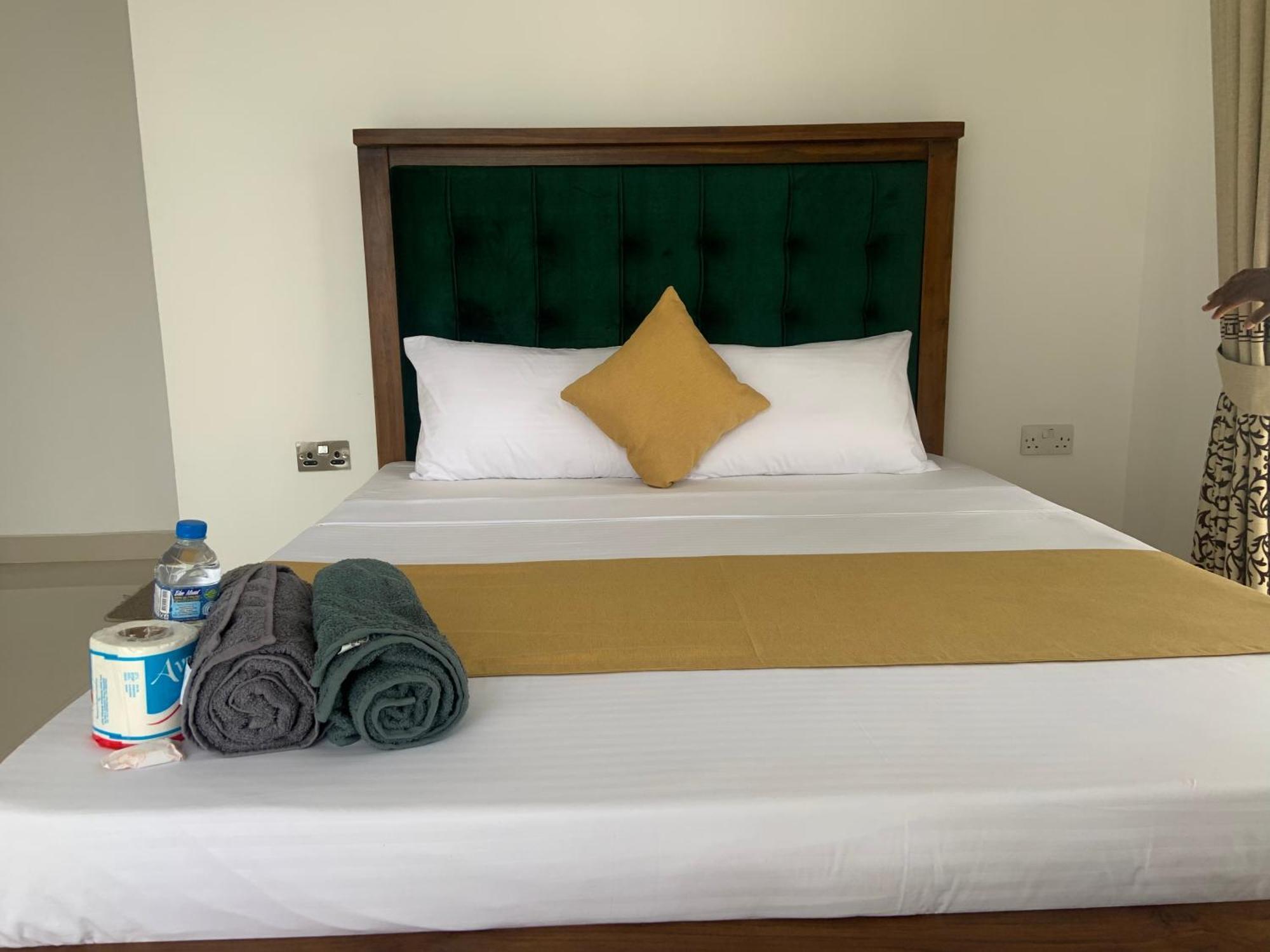 Golden King Residence - Free Pickup From Kandy Railway Station Exterior foto